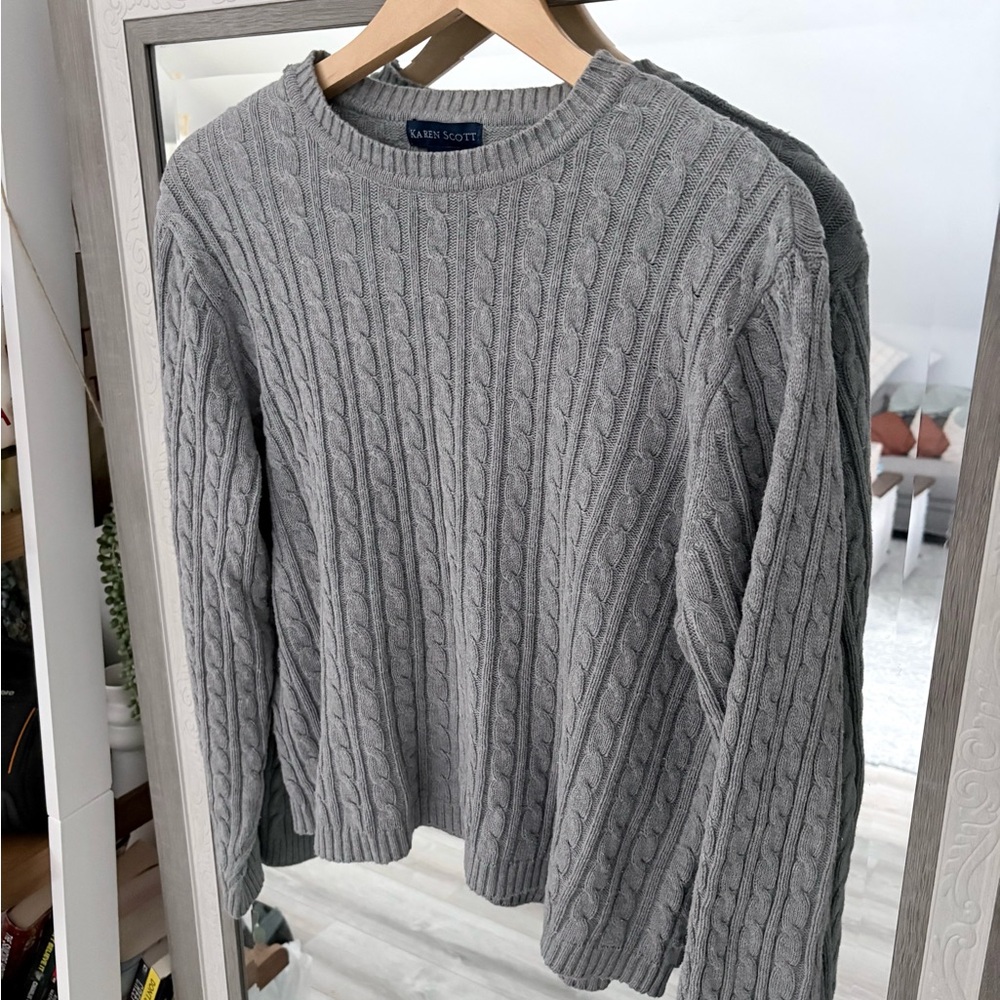🦋 $10 Gray Cable Knit Sweater - Picture 2 of 3